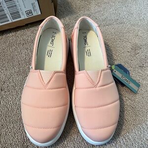 NWT TOMS flats - pink size 10